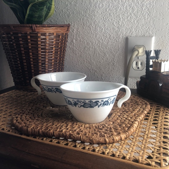 Corelle Livingware Old Towne Blue Onion Pair of Hook Handle Cups - Picture 3 of 9